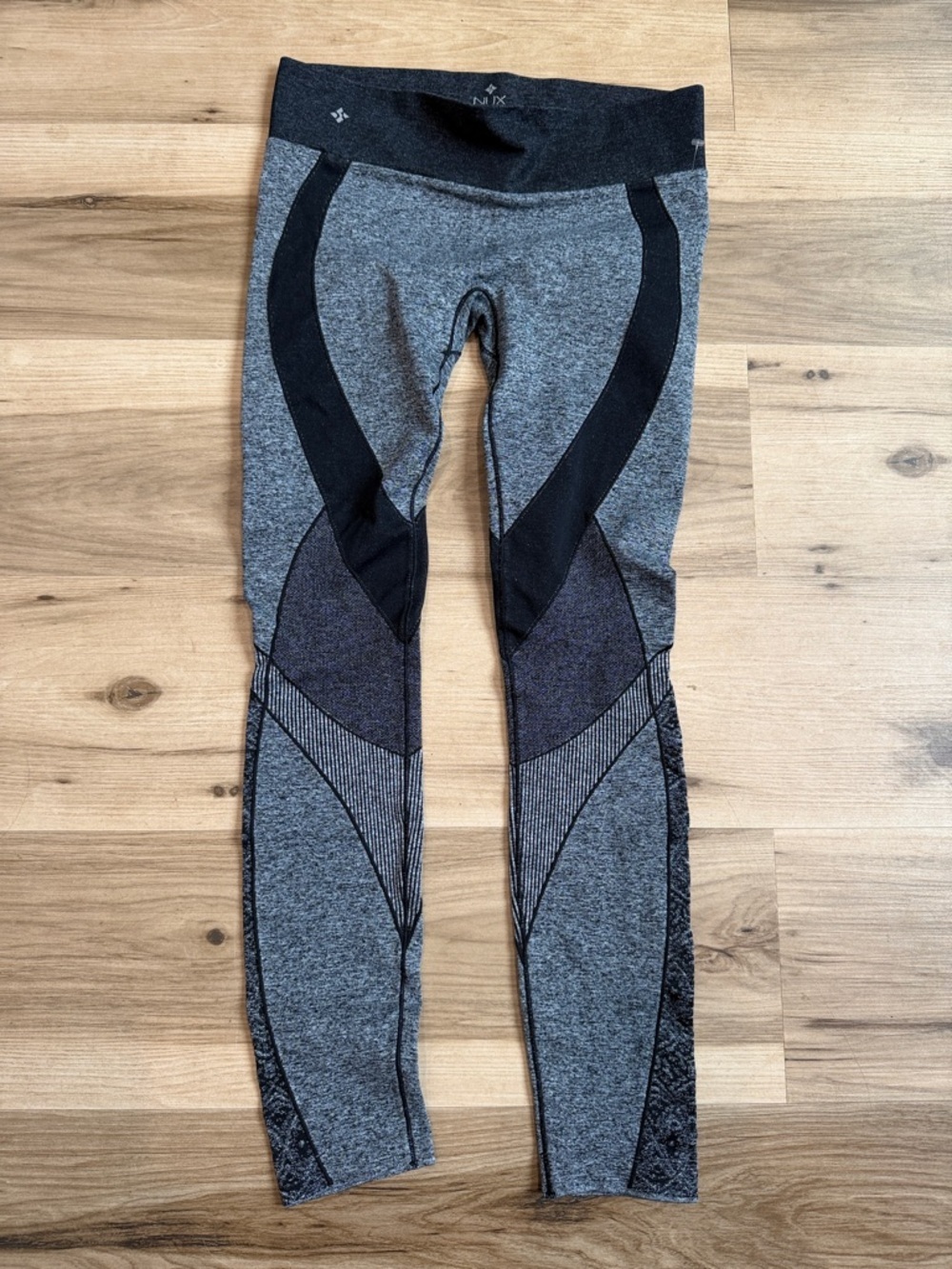 NUX Gray and Black Seamless Performance Leggings
